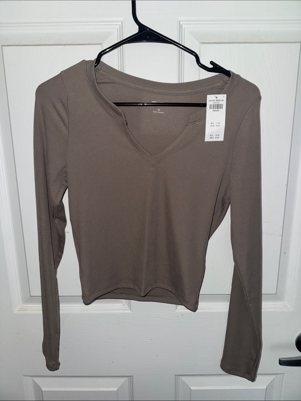 Women’s Hollister Long-Sleeve Ribbed V-Neck Top in Taupe, NWT (M)